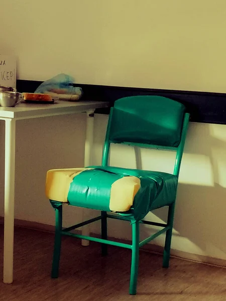 Plan Vertical Une Vieille Chaise Verte Une Table Devant Mur — Photo