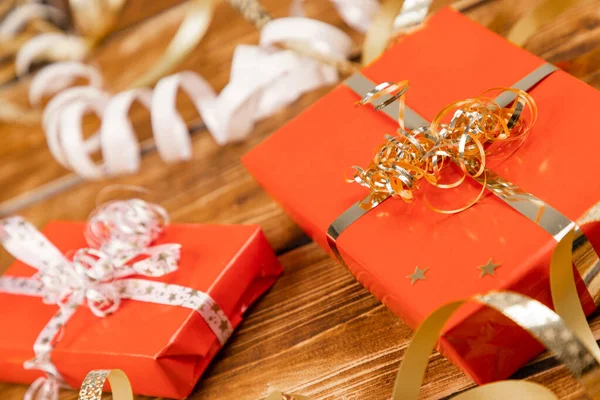 Eine Nahaufnahme Von Verpackten Roten Weihnachtsgeschenken Auf Einem Holztisch — Stockfoto