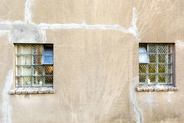 Las Dos Ventanas Viejo Edificio Agrietado — Foto de Stock