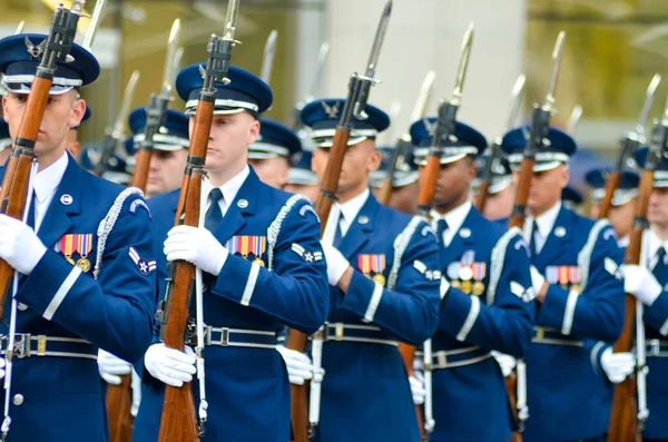 新着情報 2020年1月8日ニューヨークの退役軍人の日パレード中に行進する兵士 — ストック写真