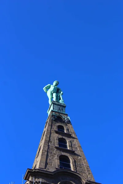 날푸른 하늘을 배경으로 헤라클레스 기념비의 각도의 — 스톡 사진