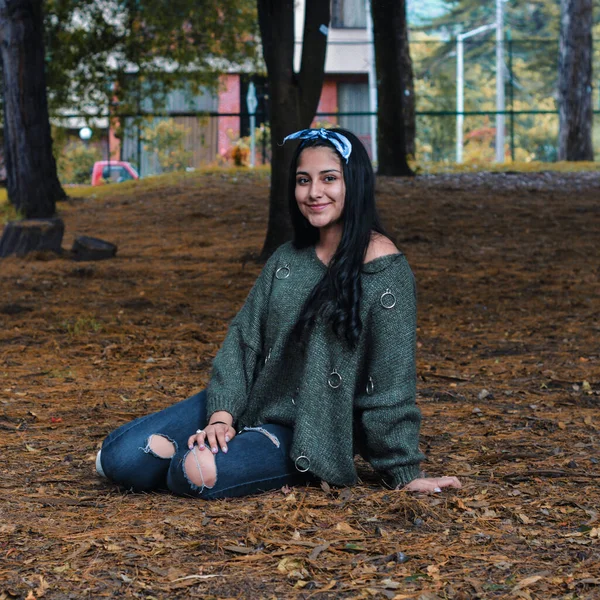 Yeşil Kazak Yırtık Kot Giyen Genç Bir Kolombiyalı Kadın Parkta — Stok fotoğraf