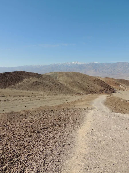 Tiro Vertical Uma Estrada Terra Que Parece Deserto — Fotografia de Stock