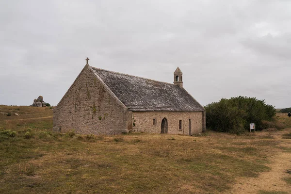 Θέα Της Εκκλησίας Στο Χωράφι Βρετάνη Γαλλία — Φωτογραφία Αρχείου