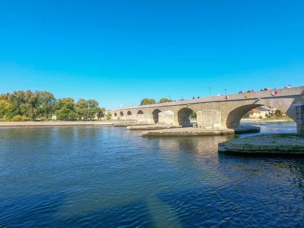 Zbliżenie Kamiennego Mostu Regensburgu Niemcy Przeciw Jasnemu Błękitnemu Niebu — Zdjęcie stockowe