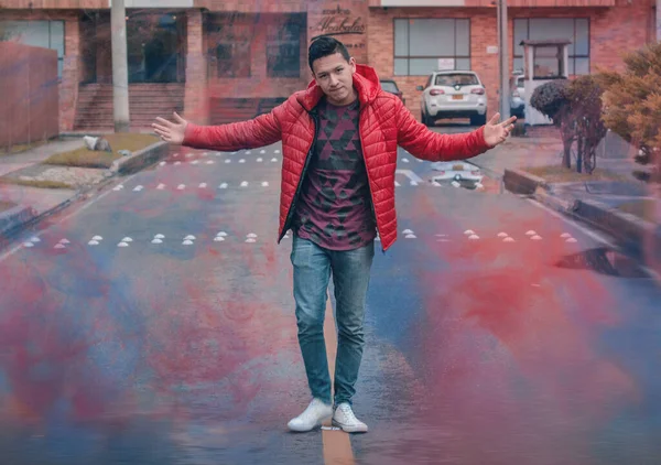 Een Jonge Colombiaanse Man Draagt Een Rode Jas Jeans Een — Stockfoto
