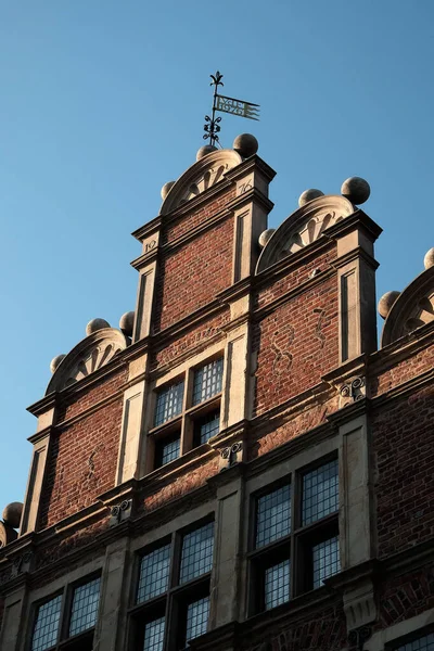 德国蒙斯特蓝天背景下的一座建筑的垂直截图 — 图库照片