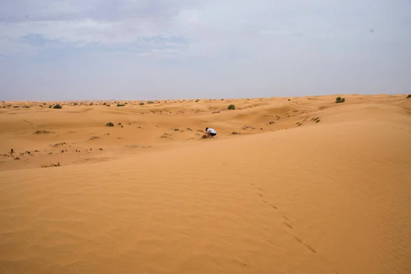 阿拉伯联合酋长国迪拜沙漠中一个人的后视镜 — 图库照片