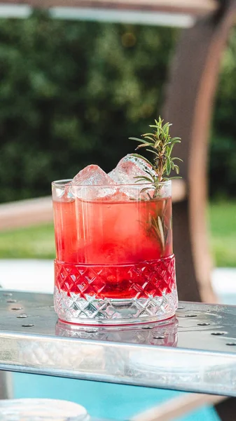 Vertikal Närbild Skott Ett Glas Uppfriskande Cocktail Med Isbitar Bar — Stockfoto