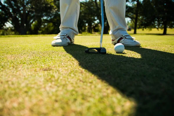 Tiro Pés Golfista Grama Buraco Com Bola Preparando Para Tomar — Fotografia de Stock