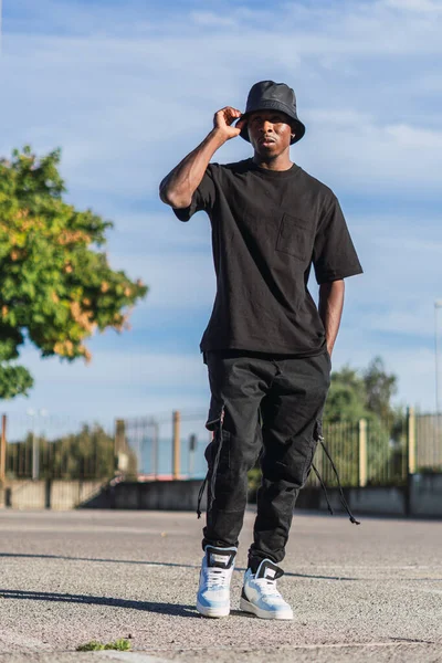 Plano Vertical Joven Negro Con Ropa Calle Caminando Aire Libre — Foto de Stock