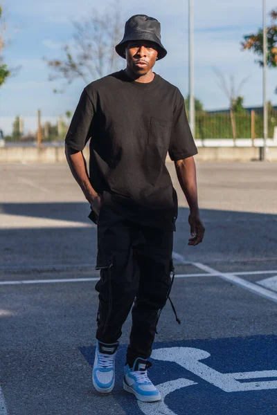 Vertical Shot Young Black Man Street Style Clothes Walking Outdoors — ストック写真