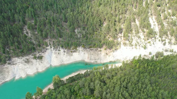 Uma Vista Aérea Uma Bela Paisagem Com Lago Cercado Por — Fotografia de Stock