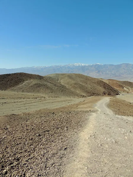 Tiro Vertical Uma Estrada Terra Que Parece Deserto — Fotografia de Stock