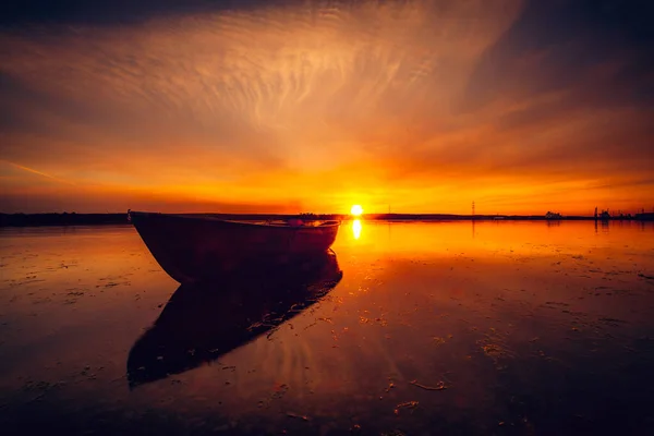 Лодка Куршской Лагуне Литве Живописном Закате — стоковое фото