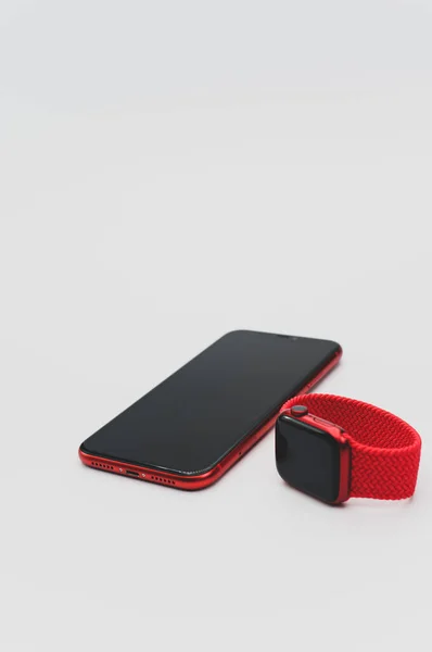 Inverigo Italia Noviembre 2021 Reloj Apple Rojo Iphone Una Mesa —  Fotos de Stock