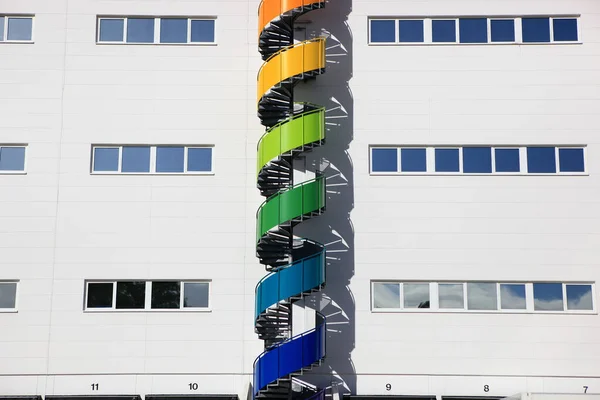 Een Kleurrijke Buitentrap Van Het Gebouw — Stockfoto