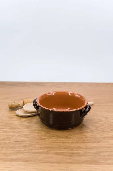Φυσικά Terracotta Μπολ Και Ξύλινα Μαγειρικά Σκεύη Ξύλινο Φόντο Χώρο — Φωτογραφία Αρχείου