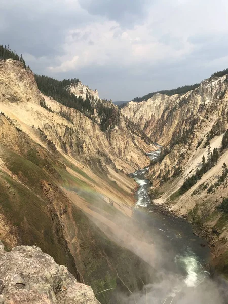 Abd Bulutlu Bir Gökyüzüne Karşı Yellowstone Ulusal Parkı Nın Büyük — Stok fotoğraf