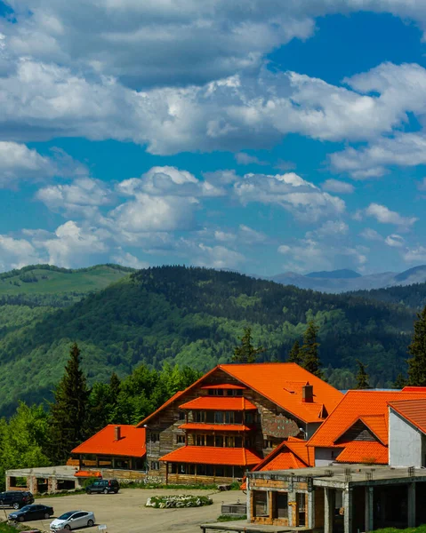 Pionowe Ujęcie Pięknych Domów Pobliżu Wzgórz Pod Niebem Chmurami — Zdjęcie stockowe