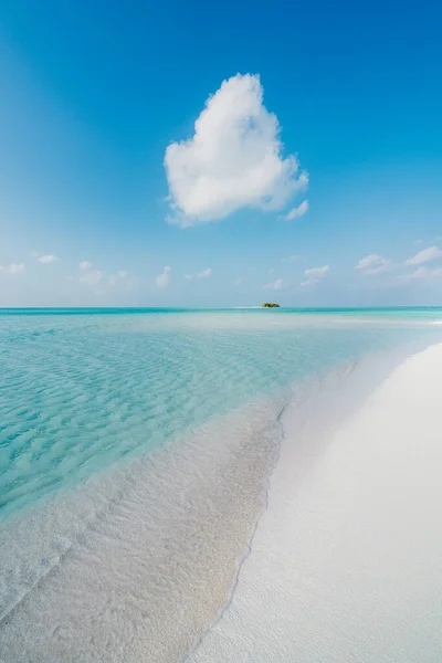 Plano Vertical Hermosa Playa Con Agua Turquesa Las Maldivas —  Fotos de Stock