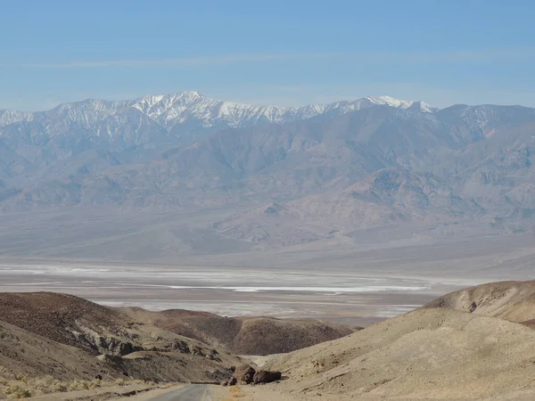 Tiro Uma Montanha Poeirenta Rochosa Que Parece Com Deserto — Fotografia de Stock