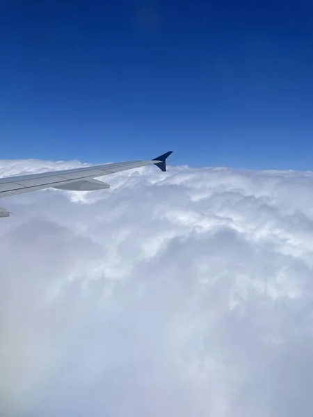 Tiro Vertical Uma Asa Avião Acima Nuvens Brancas Céu Azul — Fotografia de Stock