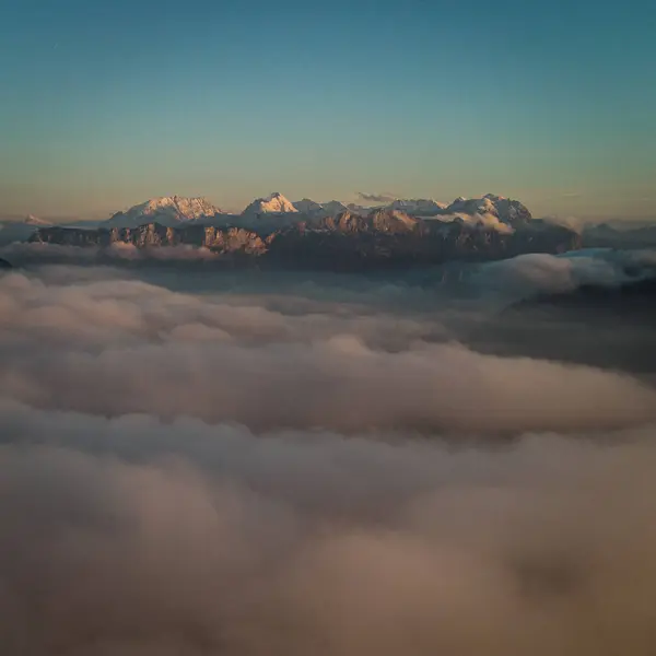 Mesmerizing View Foggy Clouds Sunny White Mountains Horizon Blue Sky — Stockfoto