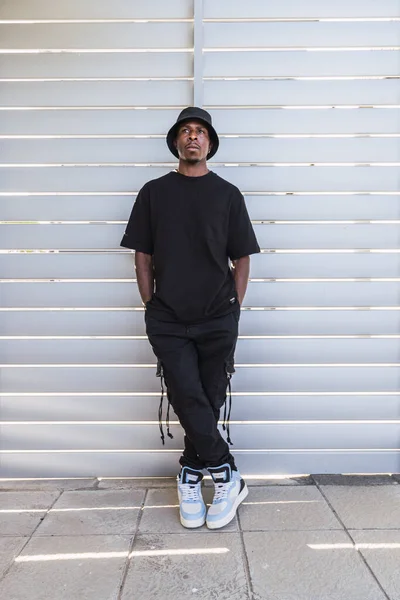 Vertical Shot Young Black Man Spain Street Style Black Clothing — Stock Photo, Image