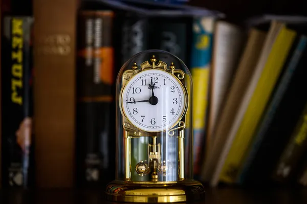 Золотые Часы Книгами Заднем Плане — стоковое фото