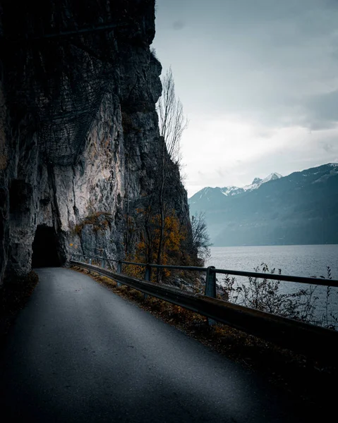 Niesamowita Sceneria Drogi Prowadzącej Tunelu Klifie Nad Jeziorem Walenstadt Szwajcarii — Zdjęcie stockowe
