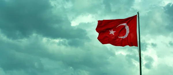 Eine Flache Aufnahme Der Türkischen Flagge Vor Wolkenverhangenem Himmel — Stockfoto