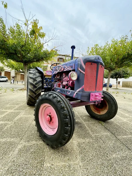 Asfaltlı Bahçede Bir Traktörün Yakın Çekimi — Stok fotoğraf