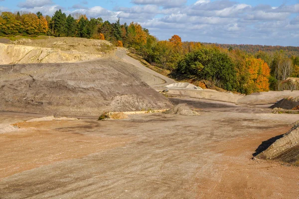 Piękny Widok Pola Lądowego Kolorowymi Jesiennymi Drzewami Tle Pod Pochmurnym — Zdjęcie stockowe