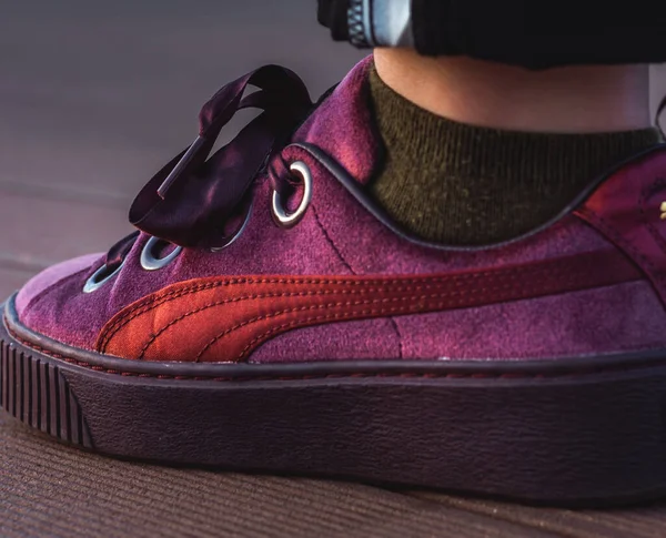 一张紫红色运动鞋的特写照片 — 图库照片