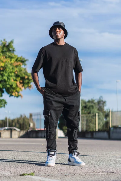 Tiro Vertical Jovem Negro Roupas Rua Andando Livre Dia Ensolarado — Fotografia de Stock