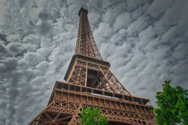 Låg Vinkel Bild Eiffeltornet Paris Frankrike Molnig Dag — Stockfoto
