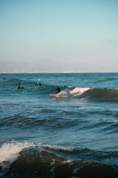Zicht Veel Mensen Die Surfen Het Zeewater Met Een Surfplank — Stockfoto