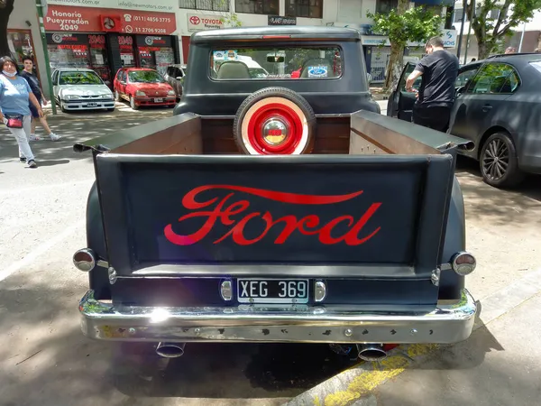 布伦斯酒店 Argentina 2021年11月8日 1960年左右的老福特F100皮卡 Ford F100 定制Cab Flareside床 后视镜标志和品牌 2021年世博会经典车展 — 图库照片