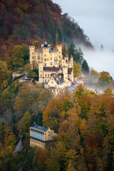 Uma Vista Aérea Castelo Hohenschwangau Cercado Por Névoa Alemanha — Fotografia de Stock