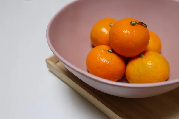 Egy Tál Friss Érett Mandarinnal Asztalon — Stock Fotó