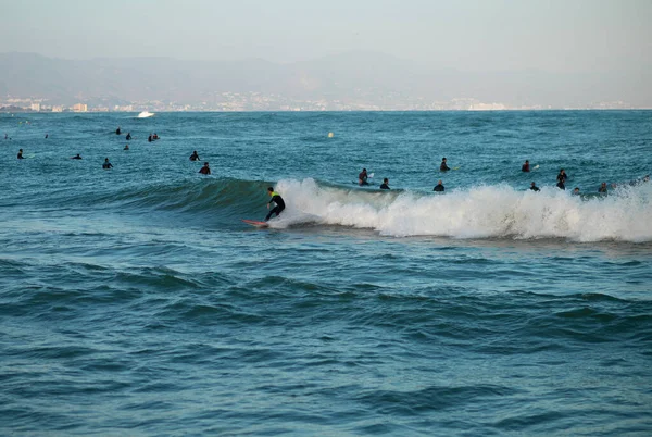 Una Vista Muchas Personas Surfeando Agua Mar Con Una Tabla —  Fotos de Stock