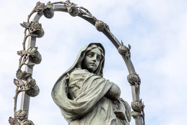 Vue Angle Bas Statue Vierge Marie Avec Enfant Jésus Contre — Photo