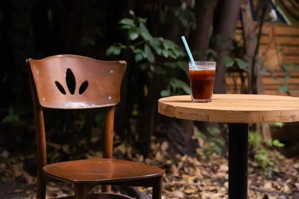 木桌上的一杯冰咖啡 — 图库照片
