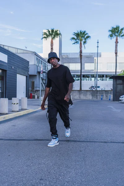 Disparo Vertical Joven Negro Con Ropa Estilo Callejero Caminando Con — Foto de Stock