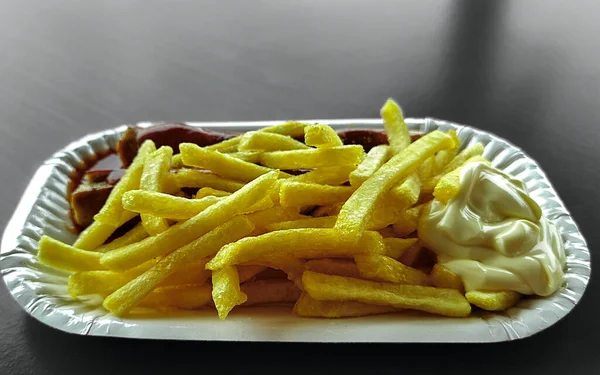 Närbild Pommes Frites Med Ketchup Och Majonsåser — Stockfoto