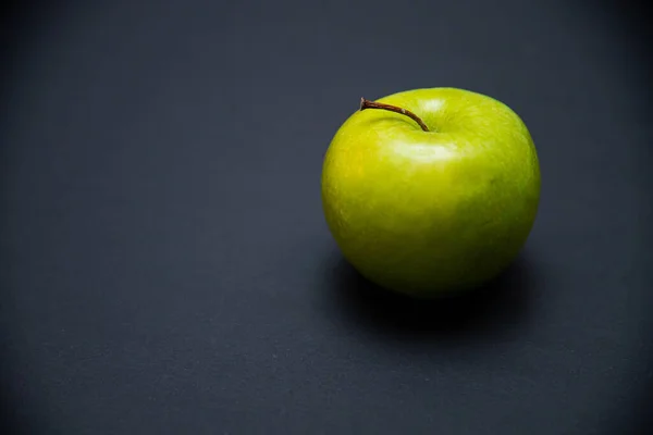 Eine Nahaufnahme Eines Reifen Grünen Apfels Isoliert Auf Dunklem Hintergrund — Stockfoto