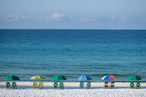 Lettini All Ombra Grandi Ombrelloni Colorati Sulla Spiaggia Sabbia Con — Foto Stock