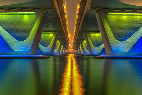 Ein Schöner Nächtlicher Blick Unter Der Beleuchteten Brücke — Stockfoto