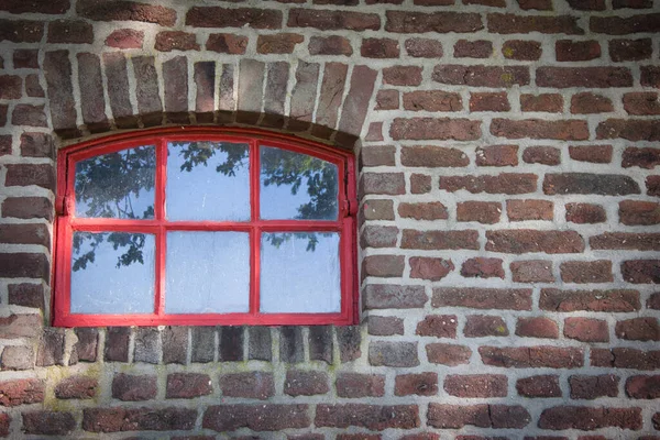 Кирпичная Стена Красными Окнами Копировальным Пространством — стоковое фото